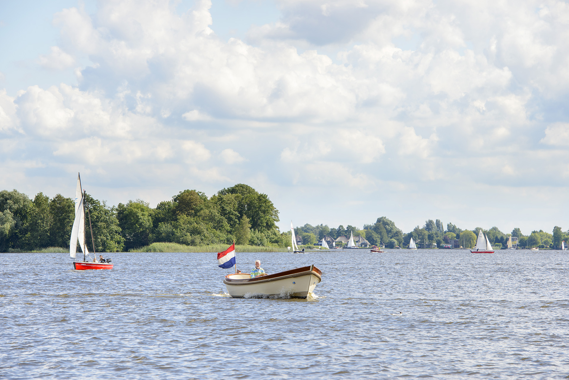Afbeelding van bootjes varend over de Loosdrechtse Plassen