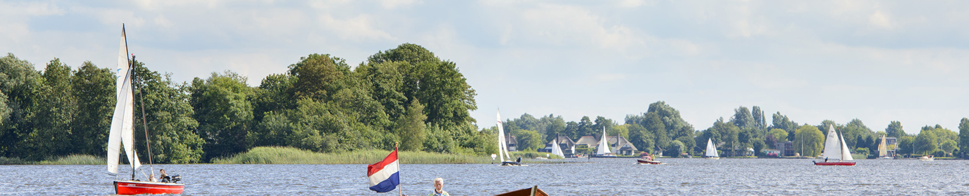 Afbeelding van bootjes varend over de Loosdrechtse Plassen