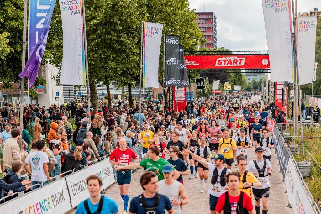 Hardlopers en toeschouwers van de vorige editie van de Utrecht marathon.