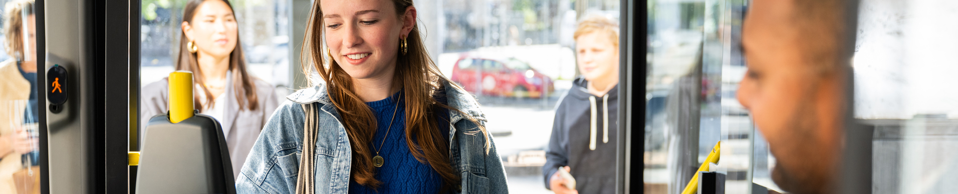 Jonge vrouw stapt de bus in en checked in met haar telefoon