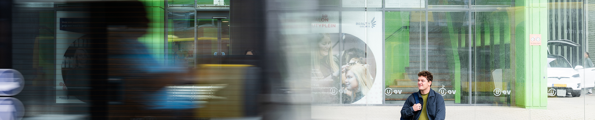 Foto bus rijdt langs halte