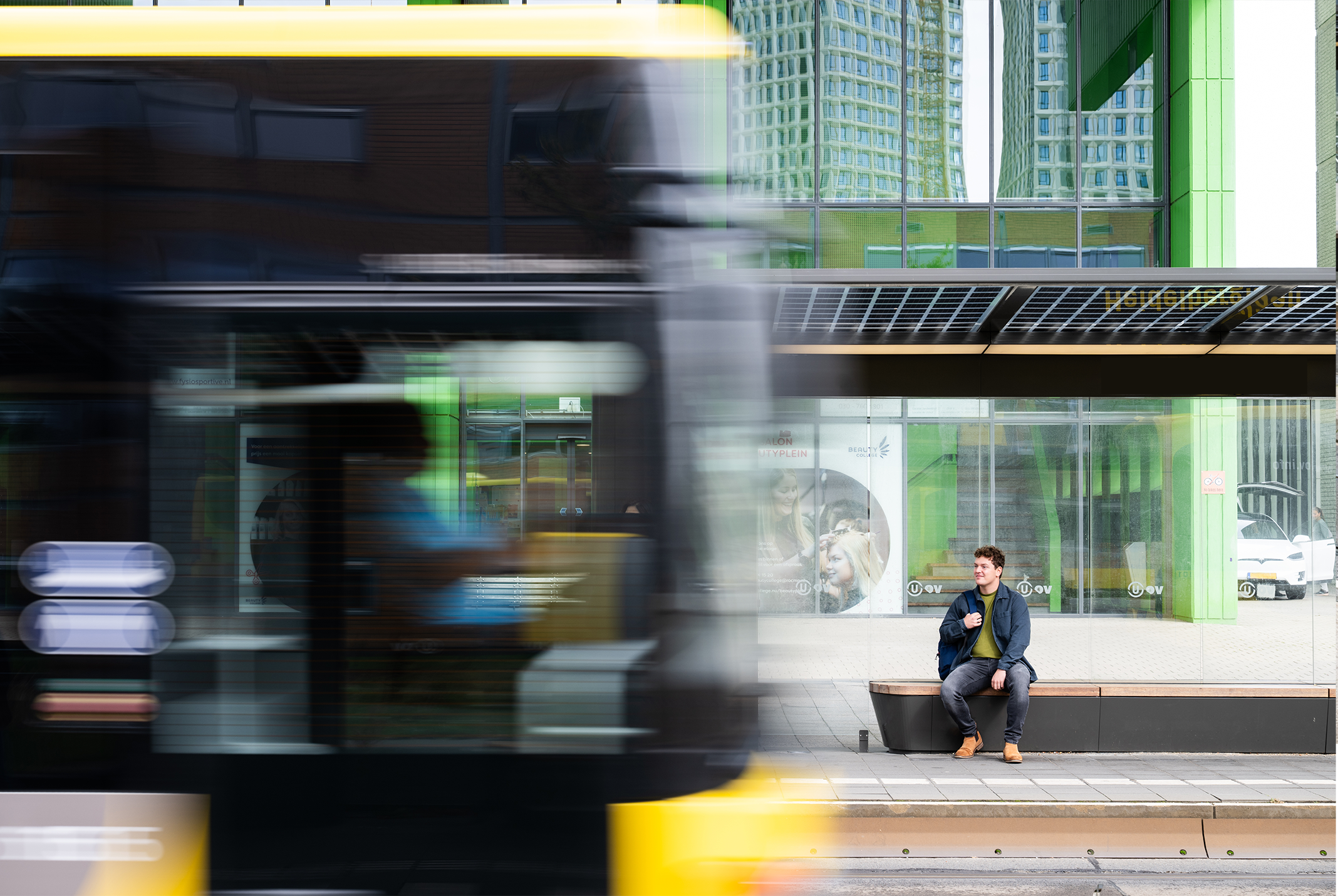 Foto bus rijdt langs halte