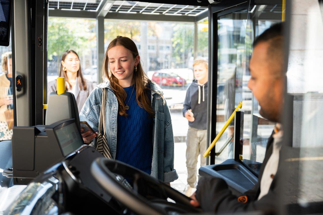 Vrouw loopt bus in